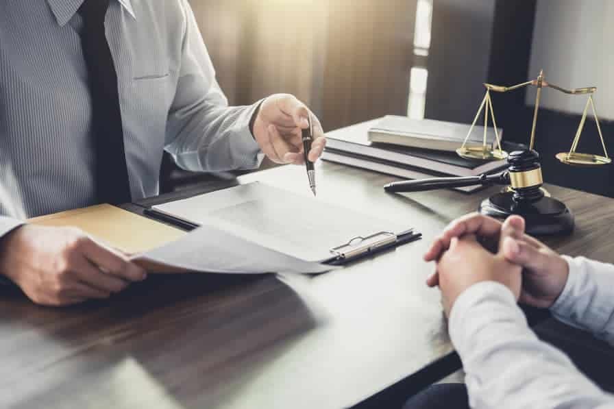 Asesoría Legal y Tributaria 1 consulta abogado abogado hombre negocios hombre consultan tener reunion equipo