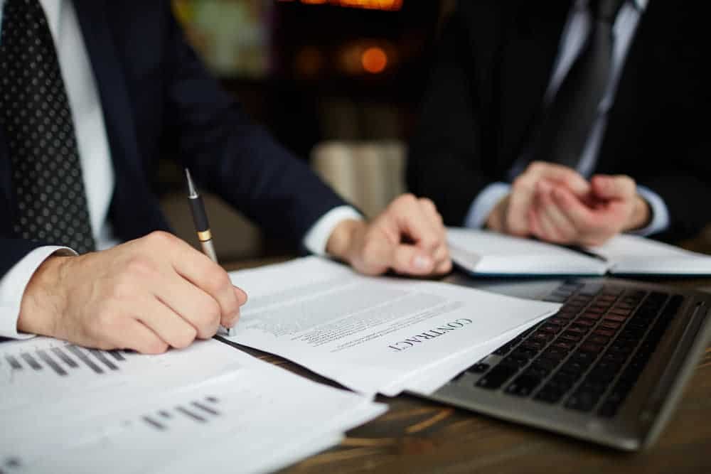 Asesoría Legal y Tributaria 5 empresario leyendo contrato closeup