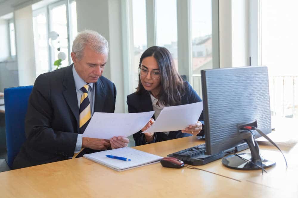 Auditoria y Aseguramiento 1 mujer profesional explicando detalles documento al cliente lugar trabajo lider empresarial serio consultor experto financiero o legal concepto trabajo equipo o cooperacion